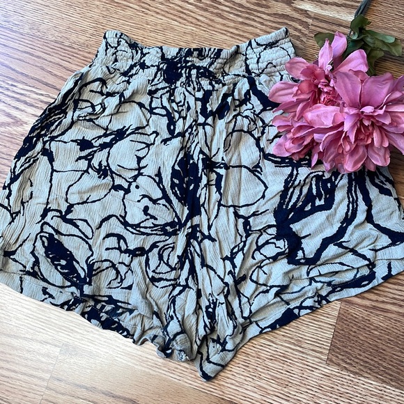 ONE WORLD Pants - ❤️5/$13 flowy black and tan shorts